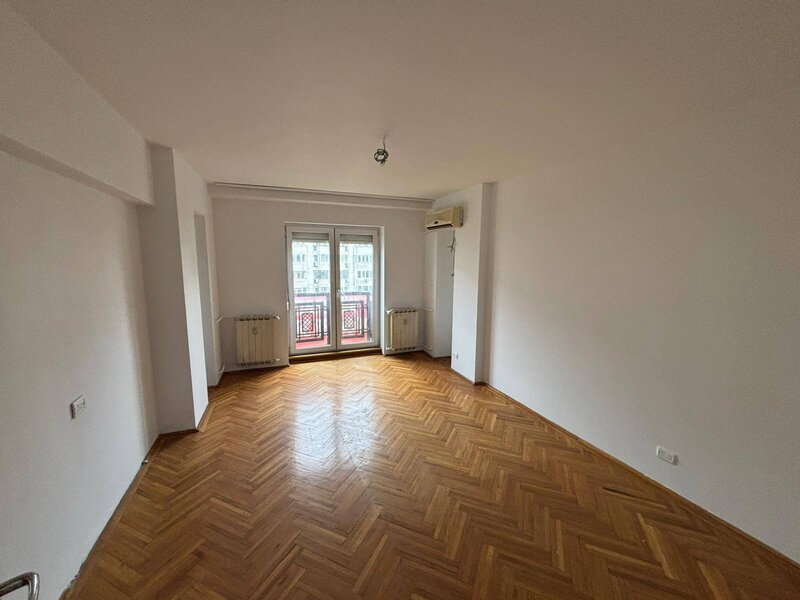 Decebal, Piata Muncii